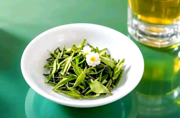 菊花茶功效与作用详解｜清肝明目、降火解毒，熬夜用眼人群必备